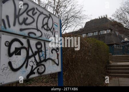 Berlin, Deutschland. März 2021, 01st. Das Schild vor dem stillgelegten Mäusebunker in Lichterfelde, das vom Abriss bedroht ist, ist gepfropft. Im Rahmen eines "kompetitiven Dialogprozesses" für die Entwicklung des Campus rund um das Klinikum Benjamin Franklin soll geklärt werden, was aus dem ehemaligen Tierversuchslabor der Freien Universität (FU) wird. Die ersten Ergebnisse sollen im dritten Quartal 2021 vorliegen. Quelle: Paul Zinken/dpa-Zentralbild/dpa/Alamy Live News Stockfoto