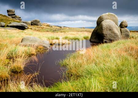 Torfmoor und verwitterte Felsen auf Moorland bei Wool Packs, Kinder Scout, Derbyshire, Peak District National Park, England, Großbritannien Stockfoto