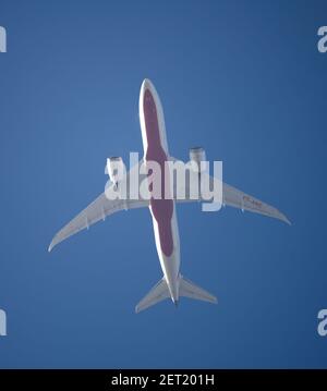 1. März 2021. Air India Boeing 787 Dreamliner fährt von London Heathrow nach Mumbai in feinem, klaren blauen Himmel. Kredit: Malcolm Park/Alamy. Stockfoto