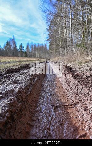 Tiefe Reifenspuren auf unbefestigten Straßen Stockfoto