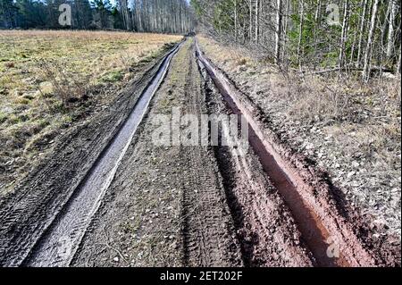 Tiefe Reifenspuren auf unbefestigten Straßen Stockfoto