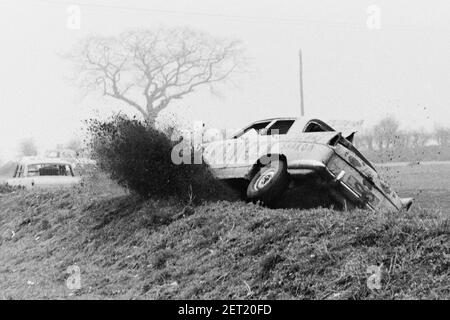 Banger Auto stürzt in Schmutz Böschung auf Swaffham Raceway 70er Jahre Stockfoto