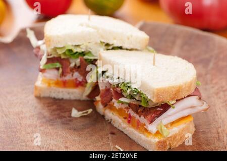 truthahn, Speck, Käse und Erbstück Tomate auf frischem Sauerteig Brot Stockfoto