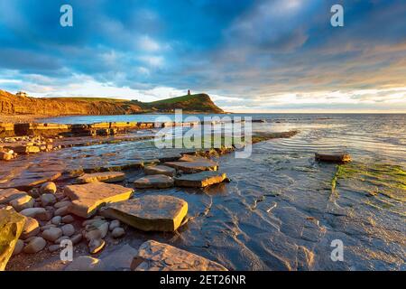 Felsvorsprünge bei Ebbe in Kimmeridge Bucht auf der Jurassic Coast of Dorset Stockfoto