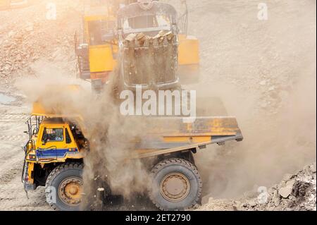 Mining Truck Verladung von Eisenerz in einen Muldenkipper in einer Tagebau, Thailand Stockfoto