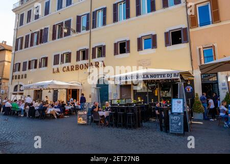 Rom Straßen, Touristen, Essen im Freien, Touristen essen außerhalb des Restaurants La Carbonara, Campo de' Fiori, Campo di Fiori öffentlicher Markt, Rom, Italien Stockfoto