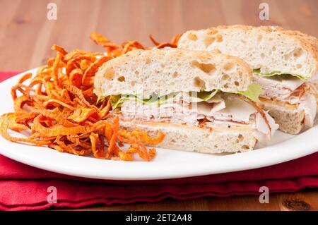 putenfocaccia-Sandwich mit handgemachten frittierten Süßkartoffeln Sprialchips Stockfoto