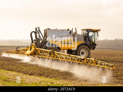 Landwirt mit einem selbstfahrenden Feldspritze in einem Feld im frühen Frühjahr. März 2021. Viel Hadham, Hertfordshire. VEREINIGTES KÖNIGREICH Stockfoto