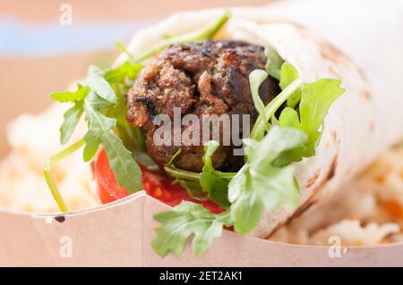 Lammpackung mit hausgemachten Pita und süßem Reis Stockfoto