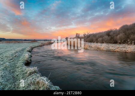 Dramatischer Winteraufgang über dem Fluss Frome bei Holmebridge in der Nähe Wareham in Dorset Stockfoto