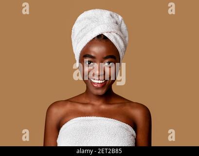 Porträt einer schönen jungen schwarzen Frau lächelnd Stockfoto