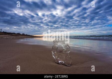 Ostseelandschaft mit Eiskristall im Sand Stockfoto