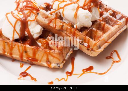 Getoastete Schokoladenwaffeln, Vanilleeis mit Karamell und Puderzucker Stockfoto