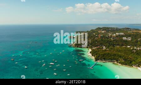 Sandstrand und türkisfarbenem Wasser im Tropical Resort auf Boracay, Philippinen. White Beach mit Touristen und Hotels. Sommer und Reisen Urlaub Konzept. Stockfoto