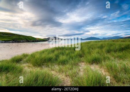 Moody Himmel über dem Strand in Horgsabost auf der Insel Von Harris in Schottland Stockfoto