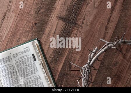 Dornenkrone auf Holztisch mit teilweise geöffneter bibel Mit Kopierbereich Stockfoto