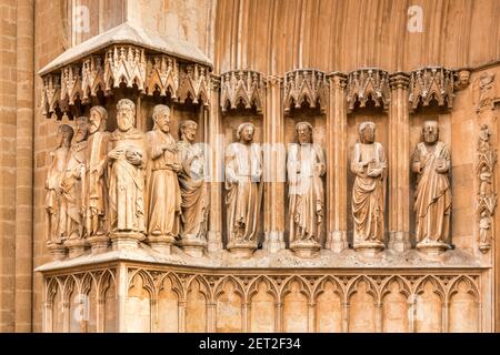 Detail des Frieses an der Südostfassade der Kathedrale von Tarragona aus Pla de la Seu in Tarragona, Spanien. Stockfoto