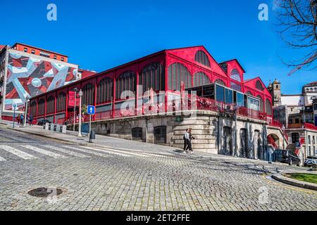 10. März 2020: Porto, Portugal - der Mercado Ferreira Borges, eine Markthalle aus dem Jahr 1880s in Porto, heute Nachtclub und Restaurant. Stockfoto