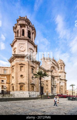 12. März 2020: Cádiz, Spanien - die Nordfassade der Catedral de Santa Cruz, Kathedrale von Cádiz Stockfoto
