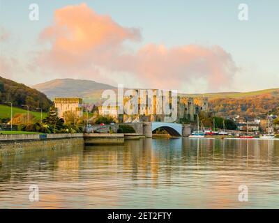 Conwy Castle, gesehen über die Conwy Mündung in Nord-Wales. Kurz nach Sonnenaufgang. Stockfoto