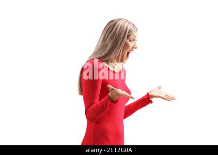 Aufgeregt junge Frau in einem roten Kleid gestikulieren und schreien Isoliert auf weißem Hintergrund Stockfoto
