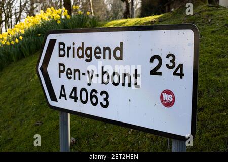 Ein Yes Cymru politischer Aufkleber auf einem Straßenschild für Bridgend am St. David's Day in Aberkenfig, Bridgend am 1st. März 2021. Kredit: Lewis Mitchell Stockfoto