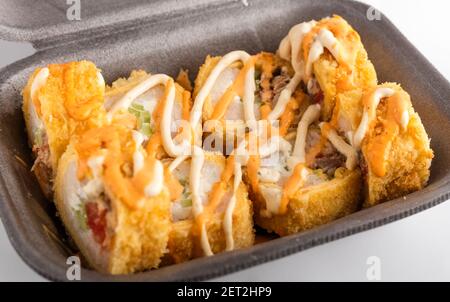 Warme Brötchen in einer Lebensmittelbox auf weißem Hintergrund. Konzept für die Lieferung von Lebensmitteln Stockfoto
