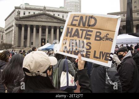 Hunderte versammelten sich in Manhattan, um die mit COVID-19 zusammenhängenden antiasiatischen Hassverbrechen zu verurteilen, die in NYC und im ganzen Land entstanden sind. Viele beschuldigen Präsident Trump, die Flammen des Hasses zu schüren, indem sie Covid-19 als "Kung-Grippe" oder die China-Grippe bezeichnen. Stockfoto