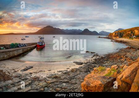 Dramatischer Himmel über Elgol ein abgelegenes Fischerdorf auf der Isle of Skye in Schottland Stockfoto