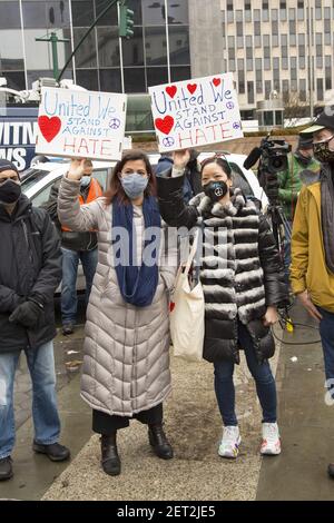 Hunderte versammelten sich in Manhattan, um die mit COVID-19 zusammenhängenden antiasiatischen Hassverbrechen zu verurteilen, die in NYC und im ganzen Land entstanden sind. Viele beschuldigen Präsident Trump, die Flammen des Hasses zu schüren, indem sie Covid-19 als "Kung-Grippe" oder die China-Grippe bezeichnen. Stockfoto