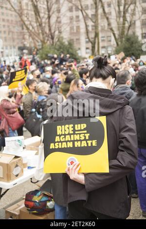 Hunderte versammelten sich in Manhattan, um die mit COVID-19 zusammenhängenden antiasiatischen Hassverbrechen zu verurteilen, die in NYC und im ganzen Land entstanden sind. Viele beschuldigen Präsident Trump, die Flammen des Hasses zu schüren, indem sie Covid-19 als "Kung-Grippe" oder die China-Grippe bezeichnen. Stockfoto