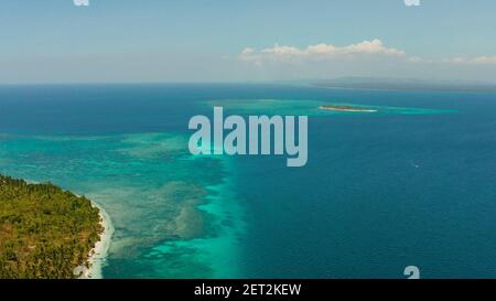 Sandstrand und den tropischen Inseln von Atoll mit Korallenriff, Ansicht von oben. Patongong Insel mit Sandstrand. Sommer und Reisen Urlaub Konzept. Stockfoto