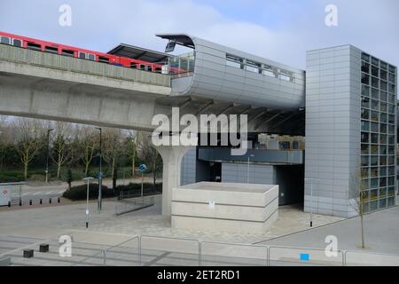 SILVERTOWN, LONDON - 1st. MÄRZ 2021: Ein Docklands Light Railway Zug fährt in den DLR-Bahnhof Pontoon Dock in East London ein. Stockfoto