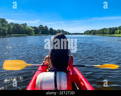 Ein Mädchen, das auf der berühmten Loire-Fluss Frankreich Kajak Stockfoto