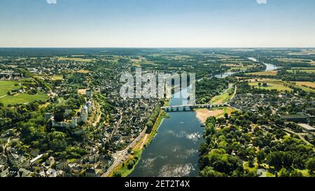 Drohnenansicht der schönen mittelalterlichen Stadt Chinon in Das berühmte Loire-Tal Frankreich Stockfoto