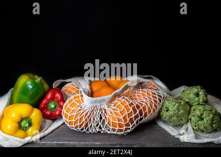 Frisches Gemüse und Obst in umweltfreundlichen Einkaufstaschen Holzhintergrund.Konzept der Null Abfall und Lebensmittel einkaufen Kunststoff frei Lifestyle .healthy Stockfoto