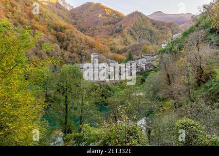 Das alte Dorf Isola Santa auf dem gleichnamigen See, umgeben von den Bergen der Garfagnana, Italien Stockfoto