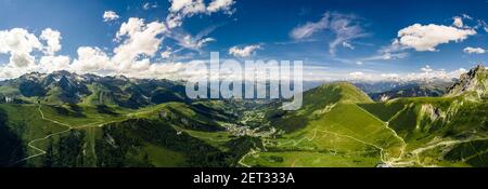 Panorama Drohnenansicht der französischen Alpen im Valmorel Frankreich Stockfoto