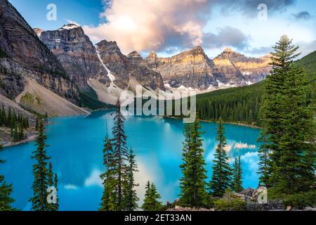 Moränensee bei Sonnenaufgang, Banff. Kanadische Rockies, Alberta, Kanada Stockfoto