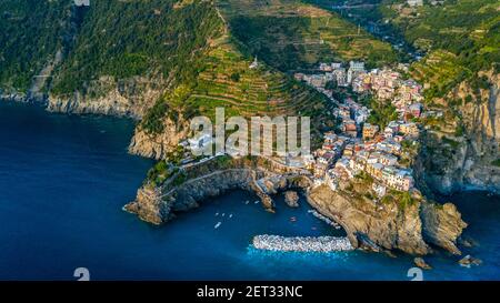 Drohnenansicht des berühmten Dorfes Manarola in Cinque Terre Italien bei Sonnenuntergang Stockfoto