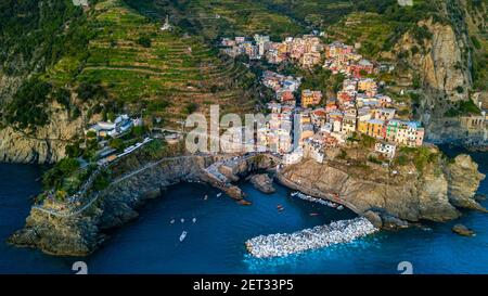 Drohnenansicht des berühmten Dorfes Manarola in Cinque Terre Italien bei Sonnenuntergang Stockfoto