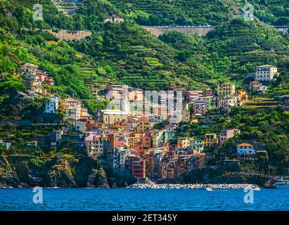 Schöne Aussicht auf das berühmte italienische Dorf Riomaggiore in Cinque Terre Italien Stockfoto