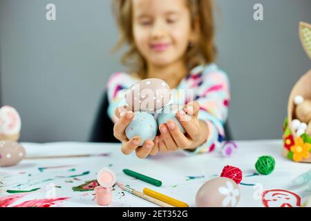 Nettes kleines Mädchen am Ostertag halten osterei In der Hand Stockfoto