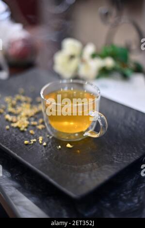 Tasse Kamillentee im Glas Tasse Stockfoto