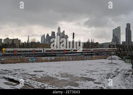 Der Ort, was war der Bishopsgate Warenhof Ost & vor kurzem die Nomadic Community Garden, jetzt geräumt & bereit für die Entwicklung. Stockfoto