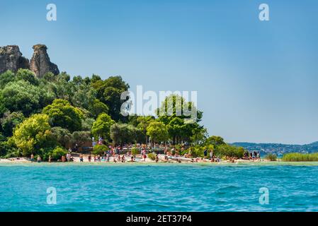 Landschaftlich schöner Blick auf den Jamaica Strand neben dem archäologischen Standort der Grotte di Catullo am Gardasee in Sirmione Italien Stockfoto