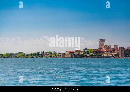 Blick auf das Schloss Sirmione von einem Boot aus Gardasee Italien Stockfoto