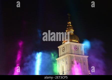 Nicht exklusiv: KIEW, UKRAINE - 28. FEBRUAR 2021 - farbenfrohe Lichtsäulen erleuchten den Nachthimmel vor dem Glockenturm des St. Michaels Golden-Do Stockfoto