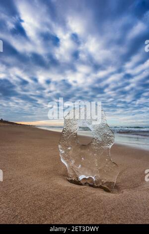 Ostseelandschaft mit Eiskristall im Sand Stockfoto