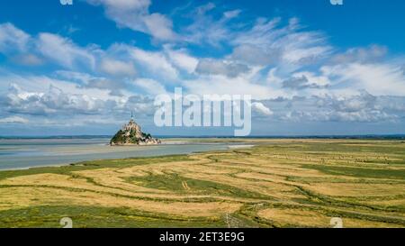 Panorama Drohnenansicht des berühmten Mont Saint Michel Saint Michaels Berg in der Bretagne Frankreich Stockfoto